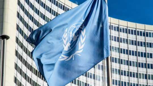 Na fotografii vlajka OSN.
