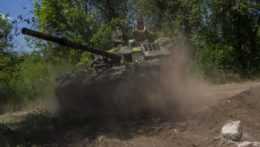ukrajinskí vojaci v tanku