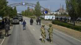 Ruskí vojaci hliadkujú na ceste, ktorá vedie k Záporožskej jadrovej elektrárni.