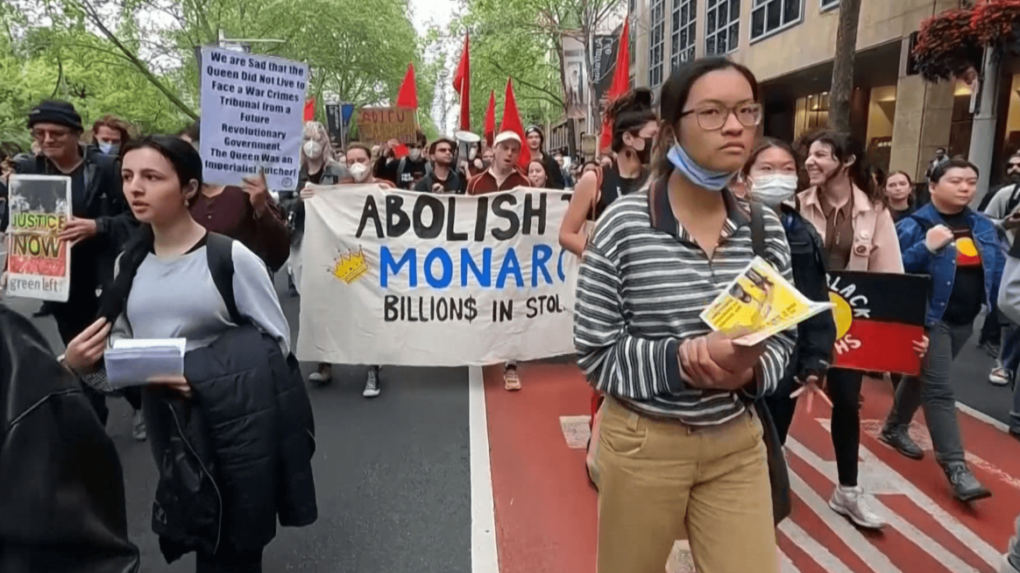 Stovky ľudí v Austrálii protestovali proti monarchii