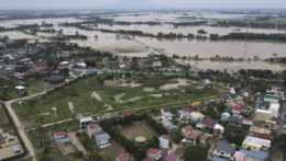 Na snímke z dronu sú zaplavené územie a polia po vyčíňaní tajfúnu Noru vo filipínskej obci San Miguel.