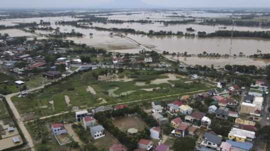 Na snímke z dronu sú zaplavené územie a polia po vyčíňaní tajfúnu Noru vo filipínskej obci San Miguel.