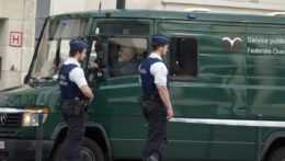 Dodávka pred Justičným palácom v Bruseli v roku 2016 počas prevozu Mohameda Abriniho, jedného z hlavných podozrivých z teroristických útokov v Bruseli.