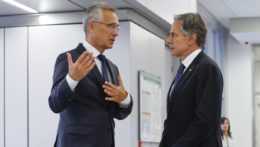 Na snímke sprava americký minister zahraničných vecí Antony Blinken a generálny tajomník NATO Jens Stoltenberg.