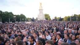 Ľudia sa zhromažďujú pred Buckinghamským palácom po oznámení smrti kráľovnej Alžbety II.