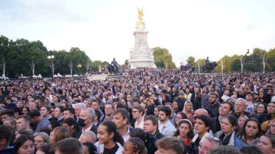Ľudia sa zhromažďujú pred Buckinghamským palácom po oznámení smrti kráľovnej Alžbety II.
