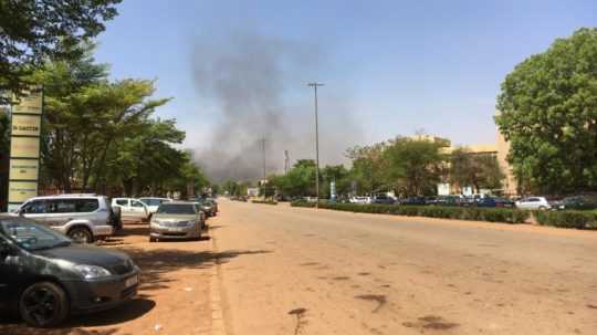 Archívna snímka útoku islamistických extrémistov v centrálnej časti mesta Ouagadougou v Burkina Faso z marca 2018.