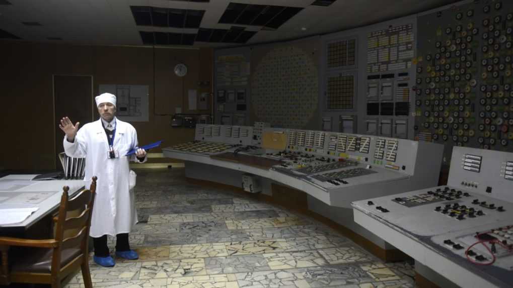 Sprievodca v jednom z riadiacich centier v atómovej elektrárni v ukrajinskom Černobyle.