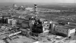 Letecký pohľad z roku 1986 na explóziou a následným požiarom zničený reaktor č. 4 v ukrajinskej jadrovej elektrárni v Černobyle.