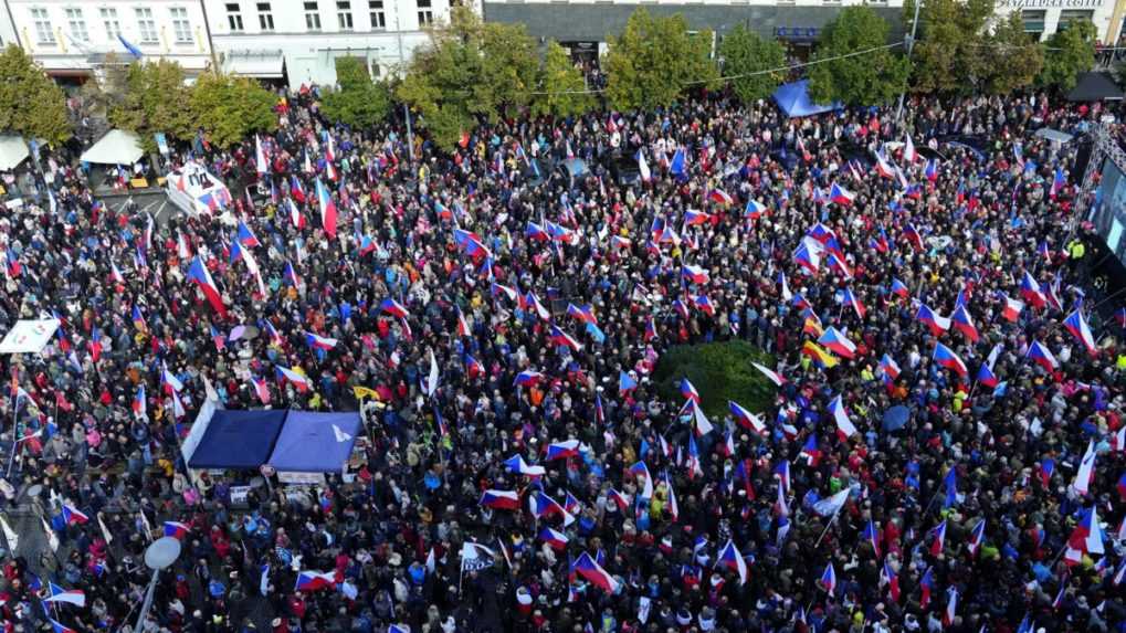 Demonštranti protestujú proti vláde Petra Fialu na Václavskom námestí v Prahe.