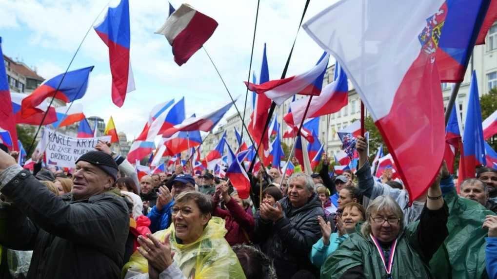 Demonštranti protestujú proti vláde Petra Fialu na Václavskom námestí v Prahe.