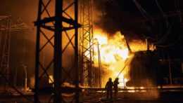 Na snímke ukrajinskí hasiči hasia požiar elektrárne po zásahu ruskou raketou v meste Charkov.
