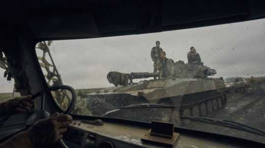 Na ilustračnej snímke ukrajinský tank v oslobodenej Charkovskej oblasti na Ukrajine.