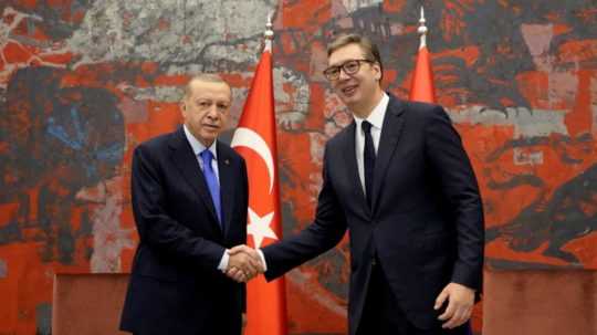 Na snímke zľava turecký prezident Recep Tayyip Erdogan a srbský prezident Aleksandar Vučič.