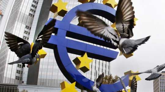 Holuby lietajú pri znaku Euro pred starým sídlom Európskej centrálnej banky.