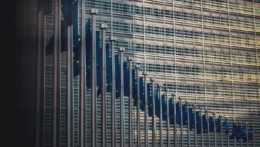 Vlajky Európskej únie pred budovou Európskej komisie v Bruseli.