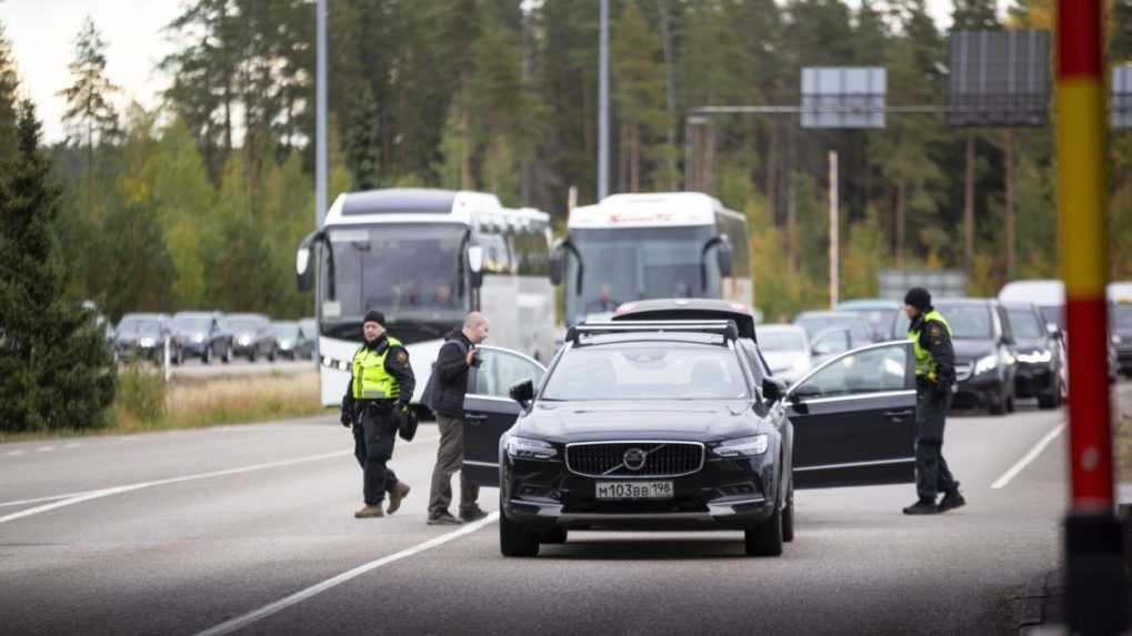 Autá a autobusy čakajú v rade na prekročenie hraníc z Ruska do Fínska na hraničnom priechode Vaalimaa vo fínskej obci Virolahti.