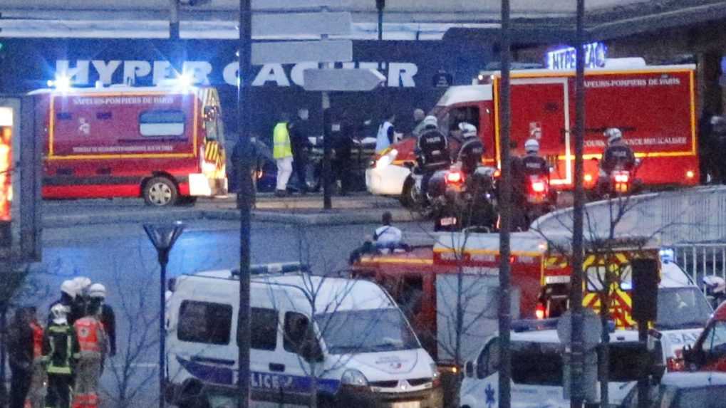 Záchranári vstupujú do kóšer obchodu po útoku policajných síl na východe Paríža 9. januára 2015.