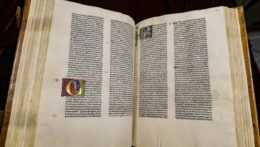 Na snímke je jeden zväzok z dvojzväzkovej biblie z čias vynálezcu kníhtlače Johannesa Gutenberga.