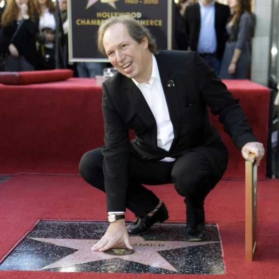 Hudobný skladateľ Hans Zimmer pózuje nad svojou čerstvo odhalenou hviezdou na hollywoodskom Chodníku slávy v Los Angeles.
