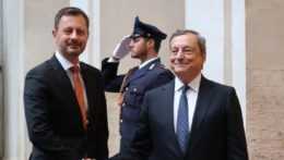 Na snímke predseda vlády Eduard Heger (OĽANO) a taliansky premiér Mario Draghi počas stretnutia v Ríme.