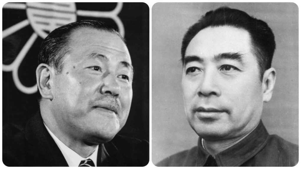 Na fotkách japonský premiér Kakuei Tanaka a jeho čínsky náprotivok Čou En-laj.