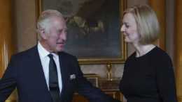 Na snímke zľava nový britský kráľ Karol III. a britská premiérka Liz Trussová.