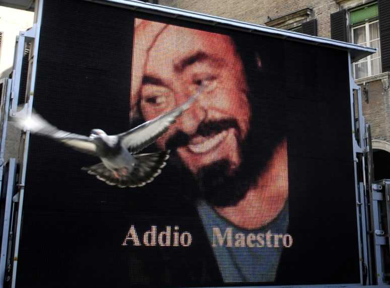 Portrét zosnulého talianskeho tenoristu Luciana Pavarottiho na obrovskej obrazovke s nápisom „Zbohom majstro".