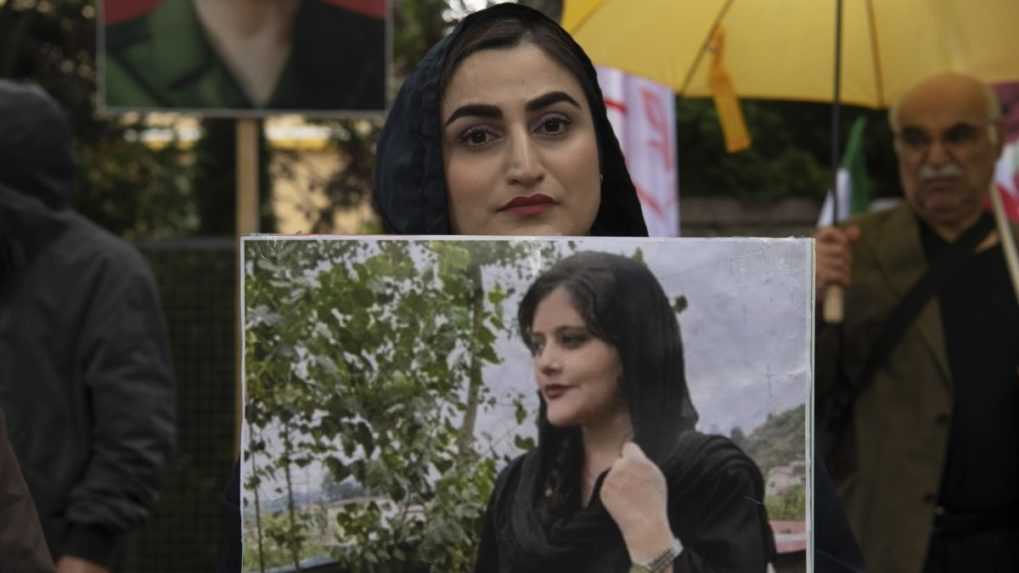 Počet obetí protestov po úmrtí mladej Iránky stúpol na 35