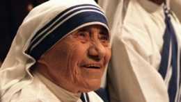 Matka Tereza z Kalkaty sleduje oslavy sv. Petra a Pavla vo Svätopeterskej bazilike vo Vatikáne v júni 1997.