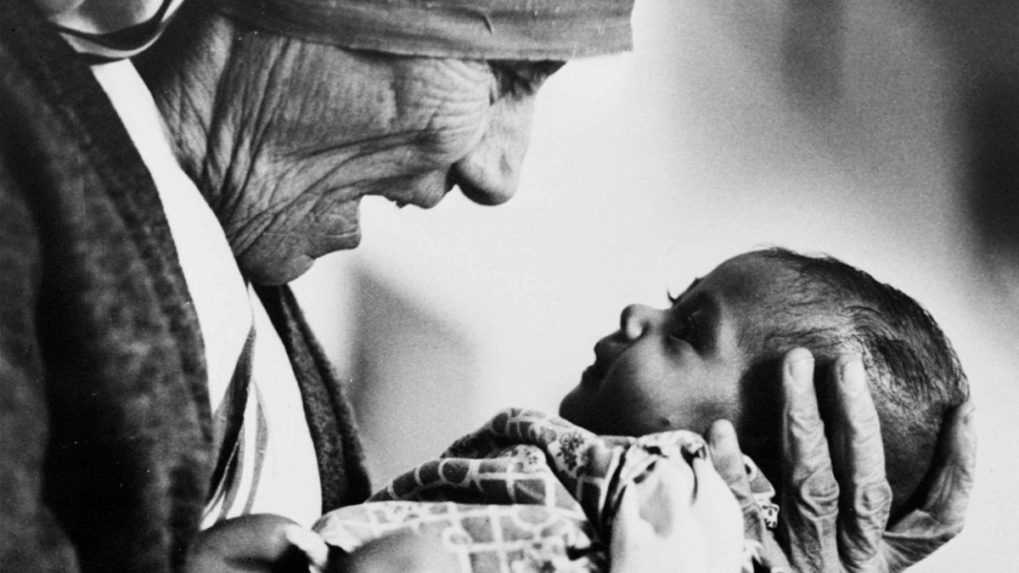 Na archívnej snímke z roku 1979 drží Matka Tereza v náručí dieťa.