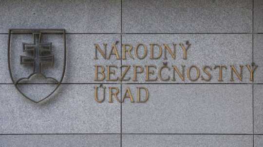 Na snímke tabuľa s nápisom na budove, v ktorej sídli Národný bezpečnostný úrad (NBÚ).