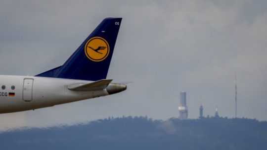 Na snímke lietadlo Lufthansy pristáva na letisku v nemeckom Frankfurte nad Mohanom.