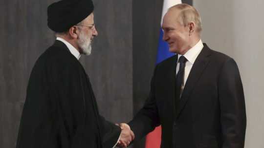 Na snímke sprava ruský prezident Vladimir Putin a iránsky prezident Ebráhím Raísí.
