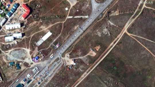 Na satelitnej snímke americkej spoločnosti Maxar Technologies dlhý rad áut na hranici medzi Ruskom a Mongolskom.