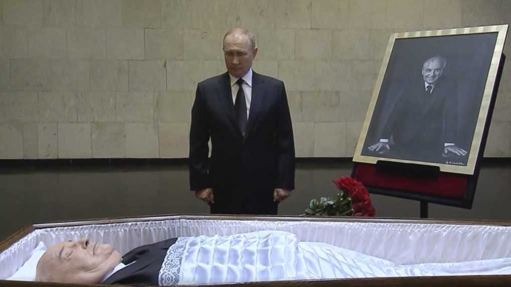 Ruský prezident Vladimir Putin pred truhlou s pozostatkami bývalého prezidenta ZSSR Michaila Gorbačova.