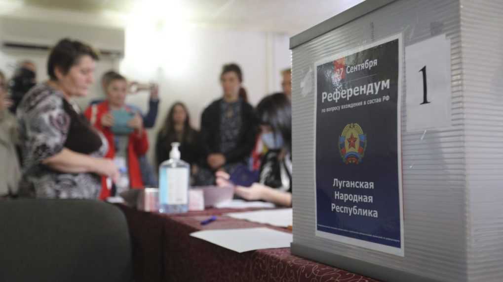 Proruskí úradníci chodia počas referenda na okupovanej Ukrajine od dverí k dverám