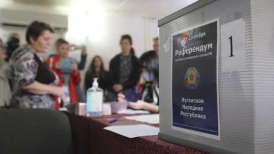 Ľudia z Luhanskej oblasti stoja v rade na referendum o pripojení samozvanej Luhanskej republiky k Rusku.