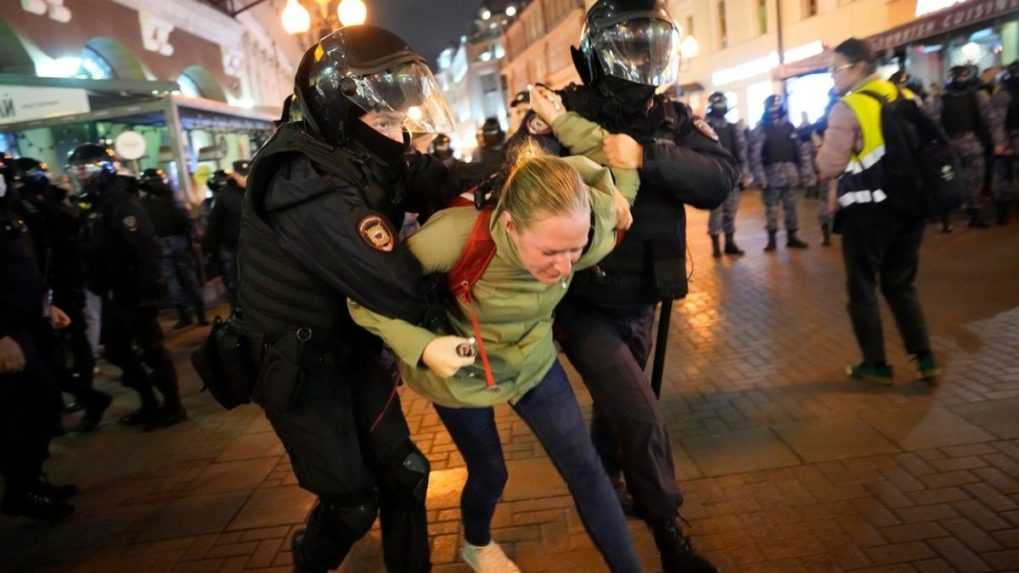 Poriadková polícia zadržiava demonštranta počas protestu proti mobilizácii v Moskve.