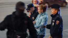 Policajti zatýkajú ženu počas protestu proti mobilizácii v ruskom Jekaterinburgu.