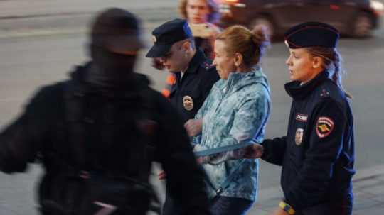 Policajti zatýkajú ženu počas protestu proti mobilizácii v ruskom Jekaterinburgu.