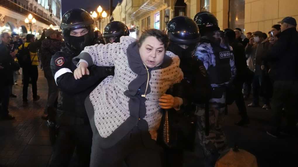 Policajti zatýkajú ženu počas protestu proti mobilizácii v Moskve.