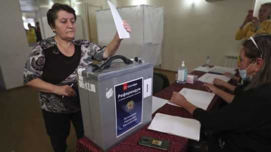 Žena z Luhanskej oblasti volí počas referenda o pripojení samozvanej Luhanskej republiky k Rusku.