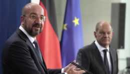 Na snímke sprava nemecký kancelár Olaf Scholz a predseda Európskej rady Charles Michel.