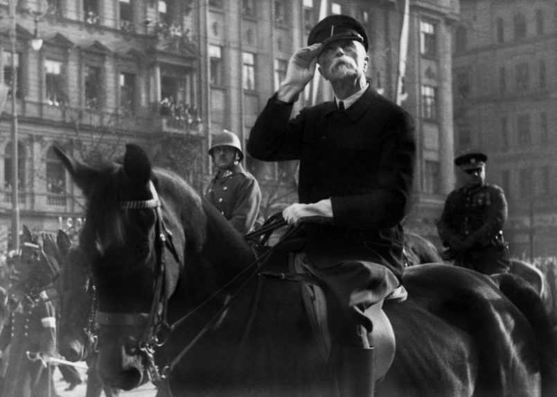 Na snímke Tomáš Garrigue Masaryk na koni.