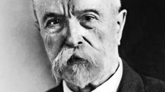 Na portrét Tomáš Garrigue Masaryk.