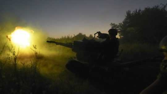 Ukrajinskí vojaci ostreľujú ruské pozície z protilietadlového dela.