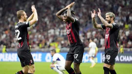 Na snímke hráči AC Miláno zľava strelec gólu Tommaso Pobega, Rafael Leao a Theo Hernandez sa tešia po treťom góle ich tímu.