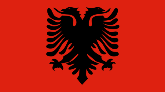Na snímke albánska vlajka.