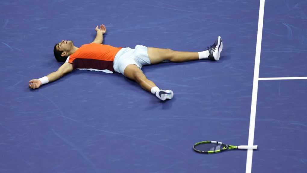 Španielsky tenista Carlos Alcaraz po víťaznom údere.